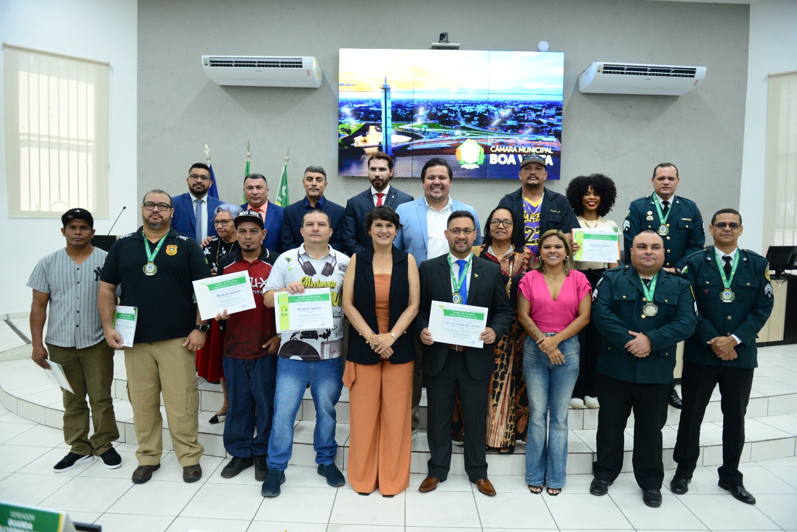 Autoridades são homenageadas por vereadores