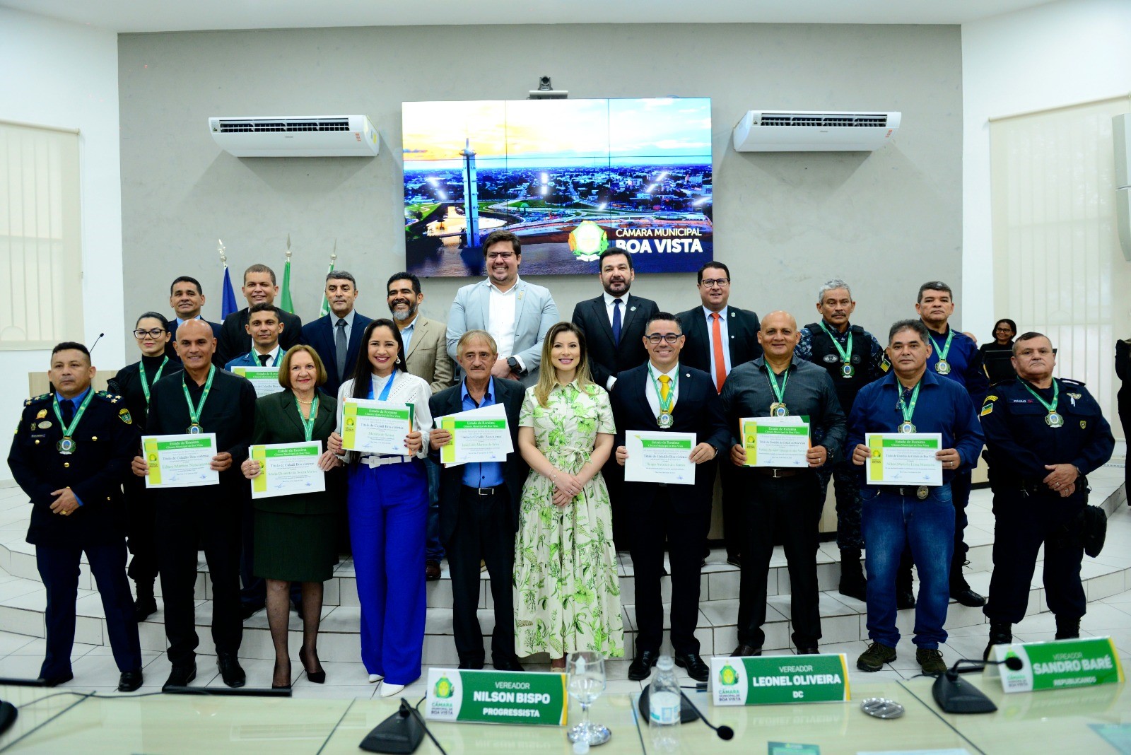 Vereadores prestaram homenagem a 32 autoridades